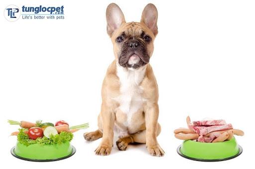 Thịt và rau củ hầu hết phải có trong các bữa ăn của chó Bull Pháp.